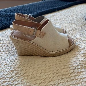 Tom’s sandal wedge